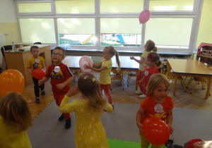 Dzieci podrzucaja balony